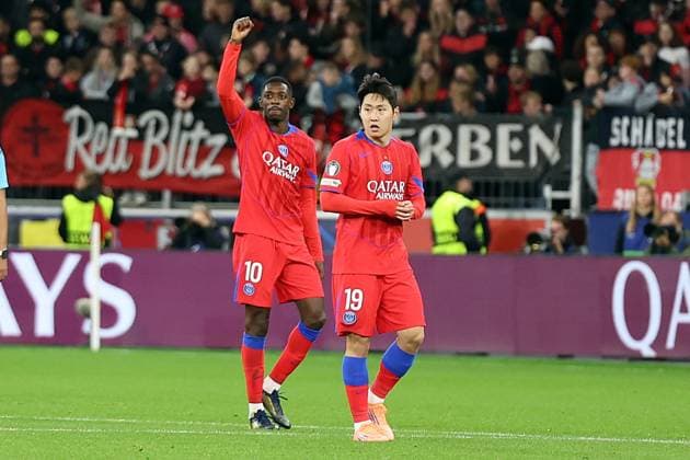 21.10.2025, xrekx, Fussball UEFA Champions League, Bayer 04 Leverkusen - Paris St. Germain PSG v.l. Ousmane DembÃ lÃ (FC Paris Saint-Germain) bedankt bedanken sich bei den Fans, the player thanks the fans for their support nach seinem Treffer zum 2:6 Kang-in Lee (FC Paris Saint-Germain) (DFL DFB REGULATIONS PROHIBIT ANY USE OF PHOTOGRAPHS as IMAGE SEQUENCES and or QUASI-VIDEO) Leverkusen