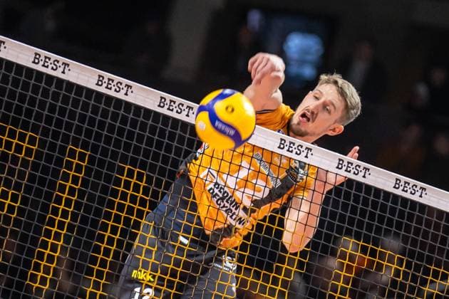 Volleyball: Bundesliga, 1. Spieltag, BR Volleys vs VfB Friedrichshafen in der Max Max-Schmeling-Halle in Berlin am 21.10.2025. Florian Krage (BR Volleys) spielt den Ball ueber das Netz. Volleyball: Bundesliga, BR Volleys vs VfB Friedrichshafen *** Volleyball Bundesliga, Matchday 1, BR Volleys vs VfB Friedrichshafen at the Max Max Schmeling Halle in Berlin on 21 10 2025 Florian Krage BR Volleys plays the ball over the net Volleyball Bundesliga, BR Volleys vs VfB Friedrichshafen