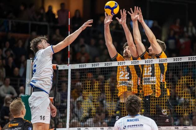 Volleyball: Bundesliga, 1. Spieltag, BR Volleys vs VfB Friedrichshafen in der Max Max-Schmeling-Halle in Berlin am 21.10.2025. Simon Kohn von VfB Friedrichshafen spielt den Ball gegen den Block von Jake Hanes (BR Volleys) und Florian Krage (BR Volleys). Volleyball: Bundesliga, BR Volleys vs VfB Friedrichshafen