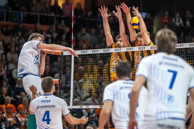 Volleyball: Bundesliga, 1. Spieltag, BR Volleys vs VfB Friedrichshafen in der Max Max-Schmeling-Halle in Berlin am 21.10.2025. Simon Kohn von VfB Friedrichshafen spielt den Ball gegen den Block von Jake Hanes (BR Volleys) und Florian Krage (BR Volleys). Volleyball: Bundesliga, BR Volleys vs VfB Friedrichshafen
