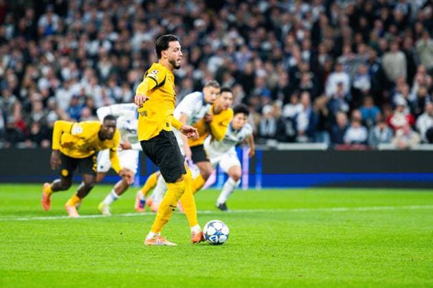 21.10.2025 - Fußball, 2025 2026, Champions League, 3. Spieltag, FC Kopenhagen - Borussia Dortmund: Ramy Bensebaini (Dortmund) macht das Tor zum 1:2 per Elfmeter