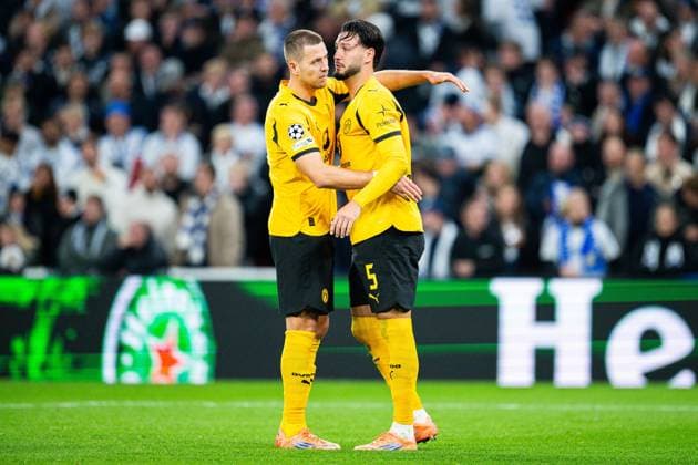 21.10.2025 - Fußball, 2025 2026, Champions League, 3. Spieltag, FC Kopenhagen - Borussia Dortmund: (R) Ramy Bensebaini (Dortmund) jubelt nach seinem Tor zum 1:2 mit (L) Waldemar Anton (Dortmund)