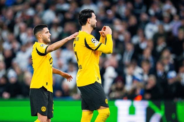 21.10.2025 - Fußball, 2025 2026, Champions League, 3. Spieltag, FC Kopenhagen - Borussia Dortmund: (R) Ramy Bensebaini (Dortmund) jubelt nach seinem Tor zum 1:2 mit (L) Yan Couto (Dortmund)