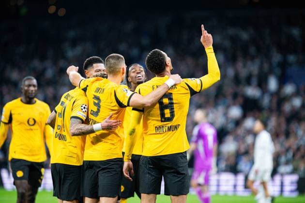 21.10.2025 - Fußball, 2025 2026, Champions League, 3. Spieltag, FC Kopenhagen - Borussia Dortmund: (R) Felix Nmecha (Dortmund) jubelt nach seinem Tor zum 1:3 in einer Jubeltraube