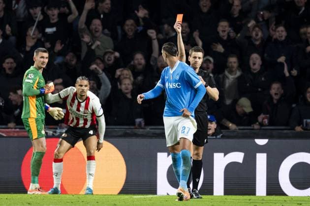EINDHOVEN - (L-R) Lorenzo Lucca of SSC Napoli is shown a red card by referee Daniel Siebert during the UEFA Champions League match between PSV Eindhoven and Napoli at the Philips Stadium on October 21, 2025, in Eindhoven, Netherlands. ANP ROBIN VAN LONKHUIJSEN UEFA Champions League 2025-2026 xVIxANPxSportx xxANPxIVx 539902377 originalFilename: 539902377.jpg