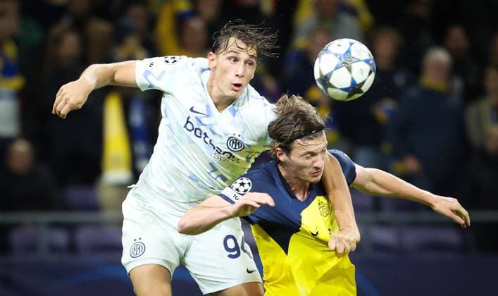 Inter s Pio Esposito and Union s Fedde Leysen fight for the ball during a soccer game between Belgian Royale Union Saint-Gilloise and Italian Internazionale Milano, Tuesday 21 October 2025 in Brussels, on the third day of the League phase of the UEFA Champions League tournament. VIRGINIExLEFOUR  x137545598x