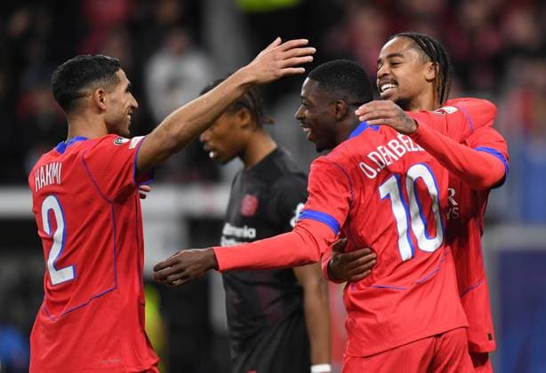 21.10.2025, xophax, Fussball - Champions League 2025 UEFA Champions League BayArena Bayer Leverkusen gegen Paris St. - Germain Ousmane Dembele , mitte , Achraf Hakimi , links und Bradley Barcola , rechts ( alle Paris St. Germain ) nach dem Tor zum 6 zu 2 durch Dembele. Leverkusen