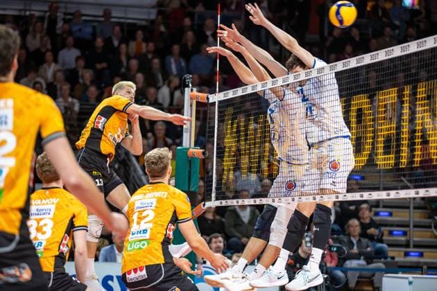 Volleyball: Bundesliga, 1. Spieltag, BR Volleys vs VfB Friedrichshafen in der Max Max-Schmeling-Halle in Berlin am 21.10.2025. Ruben Schott (BR Volleys) spielt den Ball ueber das Netz. Volleyball: Bundesliga, BR Volleys vs VfB Friedrichshafen
