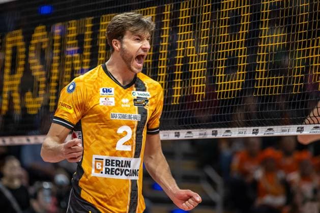 Volleyball: Bundesliga, 1. Spieltag, BR Volleys vs VfB Friedrichshafen in der Max Max-Schmeling-Halle in Berlin am 21.10.202. Matthew Knigge (BR Volleys) freut sich ueber den Punkt. Volleyball: Bundesliga, BR Volleys vs VfB Friedrichshafen