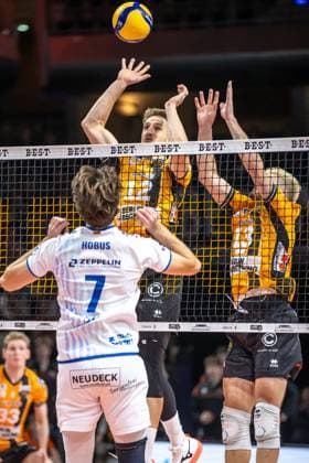 Volleyball: Bundesliga, 1. Spieltag, BR Volleys vs VfB Friedrichshafen in der Max Max-Schmeling-Halle in Berlin am 21.10.2025. Florian Krage (BR Volleys) und Ruben Schott (BR Volleys) blocken den Ball. Volleyball: Bundesliga, BR Volleys vs VfB Friedrichshafen