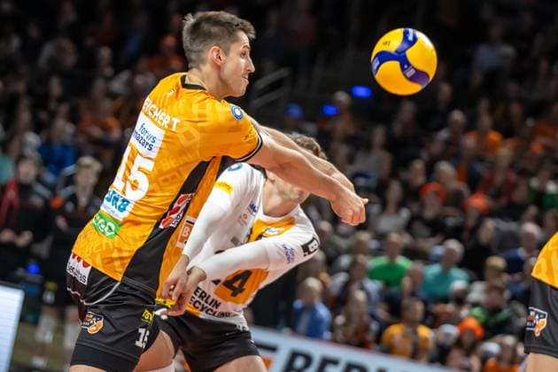 Volleyball: Bundesliga, 1. Spieltag, BR Volleys vs VfB Friedrichshafen in der Max Max-Schmeling-Halle in Berlin am 21.10.2025. Moritz Reichert (BR Volleys) nimmt den Ball an. Volleyball: Bundesliga, BR Volleys vs VfB Friedrichshafen