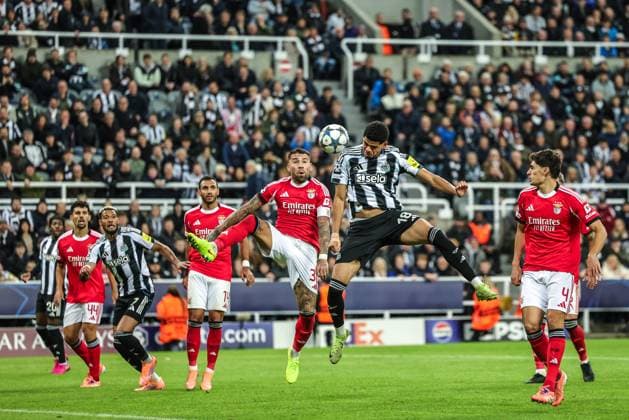 UEFA Champions League Matchday 3 of 8 Newcastle United v Benfica William Osula of Newcastle United heads on goal during the UEFA Champions League Matchday 3 of 8 Newcastle United vs Benfica at St. James s Park, Newcastle, United Kingdom, 21st October 2025 (Photo by Mark Cosgrove News Images) Newcastle St. James s Park Tyne and Wear United Kingdom Copyright: xMarkxCosgrove NewsxImagesx