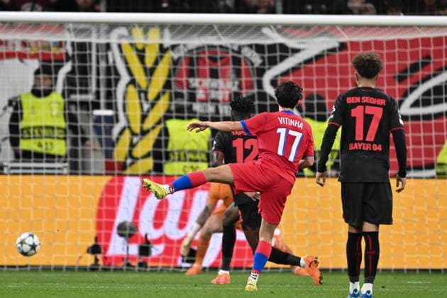 Vitinha (Saint-Germain 17) erzielt das Tor zum 2:7 21.10.2025 Fussball Champions League, Bayer Leverkusen vs Paris Saint-Germain, BayArena, Leverkusen,