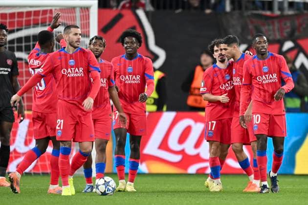 Die Mannschaft von Paris Jubel Freude Emotion Torjubel Torschuetze Torschütze zum 2:7 Vitinha (Saint-Germain 17) 21.10.2025 Fussball Champions League, Bayer Leverkusen vs Paris Saint-Germain, BayArena, Leverkusen,