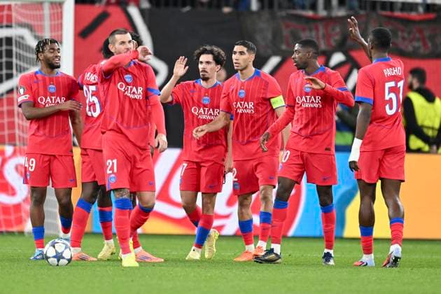 Die Mannschaft von Paris Jubel Freude Emotion Torjubel Torschuetze Torschütze zum 2:7 Vitinha (Saint-Germain 17) 21.10.2025 Fussball Champions League, Bayer Leverkusen vs Paris Saint-Germain, BayArena, Leverkusen,