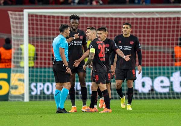 Alejandro Grimaldo (Bayer 04 Leverkusen, 20) beschwert sich bei Jesus Gil Manzano (Referee) 21.10.2025, Fussball: Bayer 04 Leverkusen - FC Paris Saint-Germain, UEFA Champions League, Saison 2025 2026, Matchday 3 DFL regulations prohibit any use of photographs as image sequences and or quasi-video. Copyright: HMBxMedia xMarcoxBader