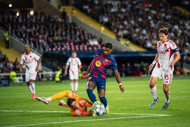 (251022) -- BARCELONA, Oct. 22, 2025 -- Marcus Rashford (2nd R) of FC Barcelona, Barca vies with Konstantinos Tzolakis, goalkeeper of Olympiacos during the Champions League football match between FC Barcelona and Olympiacos in Barcelona, Spain, Oct. 21, 2025. (Photo by Xinhua) (SP)SPAIN-BARCELONA-FOOTBALL-CHAMPIONS LEAGUE-FC BARCELONA-OLYMPIACOS Joanxgosa 