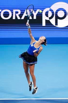 October 22, 2025, Tokyo, Japan: McCartney KESSLER (USA) serves against Linda NOSKOVA (CZE) during their match at the Toray Pan Pacific Open Tennis at Ariake Colosseum in Tokyo. The tournament runs from October 20 to 36. Noskova won 7-5, 3-6, 4-6. Tokyo Japan - ZUMAm191 20251022_aap_m191_003 Copyright: xRodrigoxReyesxMarinx