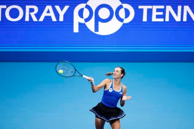 October 22, 2025, Tokyo, Japan: McCartney KESSLER (USA) returns a shot against Linda NOSKOVA (CZE) during their match at the Toray Pan Pacific Open Tennis at Ariake Colosseum in Tokyo. The tournament runs from October 20 to 36. Noskova won 7-5, 3-6, 4-6. Tokyo Japan - ZUMAm191 20251022_aap_m191_011 Copyright: xRodrigoxReyesxMarinx
