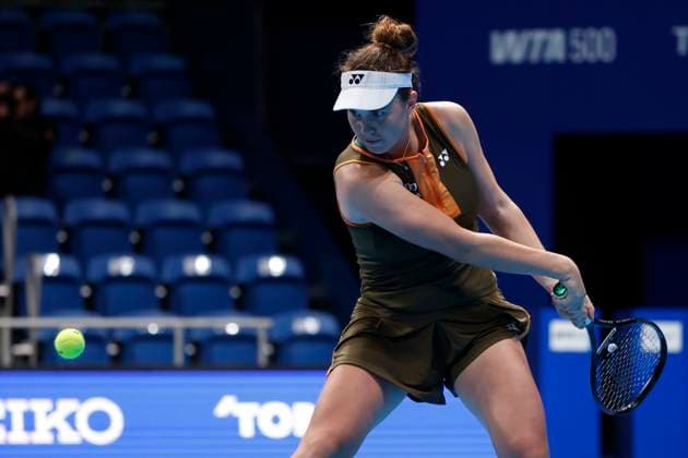 October 22, 2025, Tokyo, Japan: Linda NOSKOVA (CZE) returns a shot against McCartney KESSLER (USA) during their match at the Toray Pan Pacific Open Tennis at Ariake Colosseum in Tokyo. The tournament runs from October 20 to 36. Noskova won 7-5, 3-6, 4-6. Tokyo Japan - ZUMAm191 20251022_aap_m191_024 Copyright: xRodrigoxReyesxMarinx
