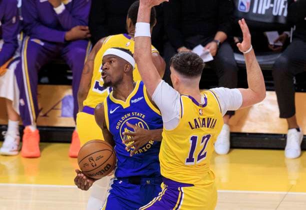 October 21, 2025, Los Angeles, California, USA: Jimmy Butler 10 of the Golden State Warriors is fouled by Jake LaRavia 12 of the Los Angeles Lakers during their regular season NBA, Basketball Herren, USA game on Tuesday October 21, 2025 at Crypto.com Arena in Los Angeles, California. JAVIER ROJAS PI Los Angeles USA - ZUMAp124 20251021_zaa_p124_035 Copyright: xJavierxRojasx