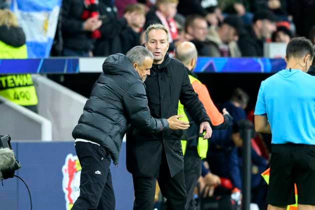 Trainer Kasper Hjulmand r. (Bayer Leverkusen) gratuliert Trainer Luis ENRIQUE (PSG) nach dem Spiel, Fussball Champions League, 3. Spieltag, Bayer 04 Leverkusen - Paris St. Germain 2:7, am 21.10.2025 in Leverkusen Deutschland. UEFA regulations prohibit any use of photographs as image sequences and or quasi-video Â