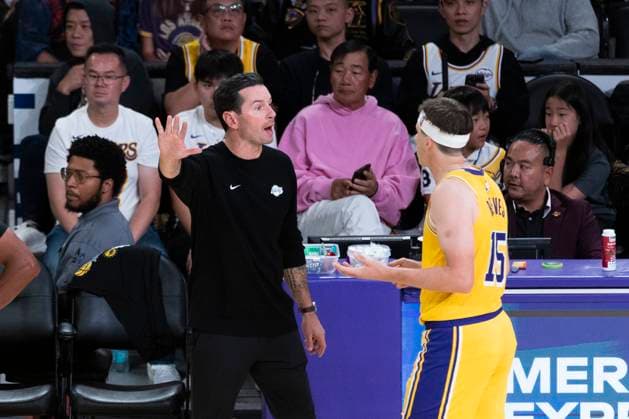 October 21, 2025, Los Angeles, California, USA: Los Angeles Lakers head coach JJ Redick talks with Austin Reaves 15 during an NBA, Basketball Herren, USA basketball game against the Golden State Warriors at Crypto.com Arena on Tuesday, Oct. 21, 2025 in Los Angeles. Los Angeles USA - ZUMAc68_ 20251021_zaf_c68_124 Copyright: xRingoxChiux