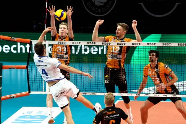 DEU, DVV, 1.VBL, BR Volleys vs. VfB Friedrichshafen, 21.10.2025, Max-Schmeling-Halle, Berlin, DEU, DVV, 1.VBL, BR Volleys vs. VfB Friedrichshafen, im Bild Fedor Ivanov (BR Volleys 33), Tim Peter (Friedrichshafen 4)