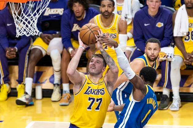 (251022) -- LOS ANGELES, Oct. 22, 2025 -- Los Angeles Lakers Luka Doncic (L) shoots during the 2025-2026 NBA, Basketball Herren, USA regular season match between Los Angeles Lakers and Golden State Warriors in Los Angeles, the United States, Oct. 21, 2025. (Photo by Ringo Chiu Xinhua) (SP)U.S.-LOS ANGELES-BASKETBALL-NBA-LAKERS VS WARRIORS ZhaoxHanrong 
