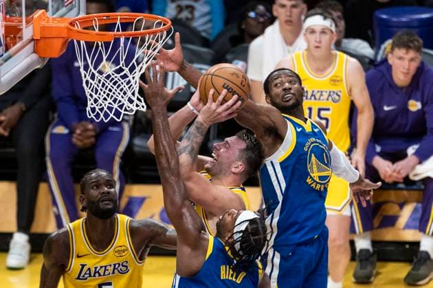 (251022) -- LOS ANGELES, Oct. 22, 2025 -- Los Angeles Lakers Luka Doncic (C) goes to the basket under the defence of Golden State Warriors Buddy Hield (front) and Jonathan Kuminga (R) during the 2025-2026 NBA, Basketball Herren, USA regular season match between Los Angeles Lakers and Golden State Warriors in Los Angeles, the United States, Oct. 21, 2025. (Photo by Ringo Chiu Xinhua) (SP)U.S.-LOS ANGELES-BASKETBALL-NBA-LAKERS VS WARRIORS ZhaoxHanrong 