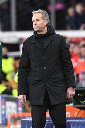 Trainer Kasper Hjulmand ( Bayer 04 Leverkusen ) wirkt niedergeschlagen. GER, Bayer 04 Leverkusen vs Paris Saint-Germain, Fussball, UEFA Champions League, Ligaphase, Spielzeit 2025 2026, 21.10.2025 DFL REGULATIONS PROHIBIT ANY USE OF PHOTOGRAPHS AS IMAGE SEQUENCES AND OR QUASI-VIDEO GER, Bayer 04 Leverkusen vs Paris Saint-Germain, Fussball, UEFA Champions League, Ligaphase, Spielzeit 2025 2026, 21.10.2025 Leverkusen Copyright: xEibner-Pressefoto ThomasxThienelx EP_TTL
