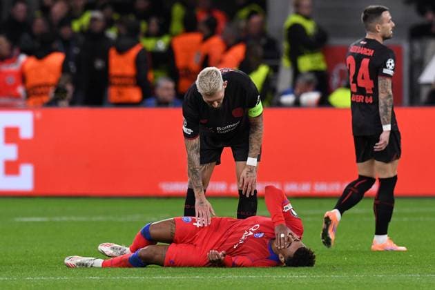 Robert Andrich ( Bayer 04 Leverkusen ) entschuldigt sich bei dem gefoultem Desire Doue ( Paris Saint-Germain ). GER, Bayer 04 Leverkusen vs Paris Saint-Germain, Fussball, UEFA Champions League, Ligaphase, Spielzeit 2025 2026, 21.10.2025 DFL REGULATIONS PROHIBIT ANY USE OF PHOTOGRAPHS AS IMAGE SEQUENCES AND OR QUASI-VIDEO GER, Bayer 04 Leverkusen vs Paris Saint-Germain, Fussball, UEFA Champions League, Ligaphase, Spielzeit 2025 2026, 21.10.2025 Leverkusen Copyright: xEibner-Pressefoto ThomasxThienelx EP_TTL