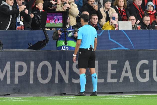 Schiedsrichter Jesus Gil Manzano schaut sich nach VAR Eingriff das Foul von Robert Andrich ( Bayer 04 Leverkusen ) nochmals am Monitor an. GER, Bayer 04 Leverkusen vs Paris Saint-Germain, Fussball, UEFA Champions League, Ligaphase, Spielzeit 2025 2026, 21.10.2025 DFL REGULATIONS PROHIBIT ANY USE OF PHOTOGRAPHS AS IMAGE SEQUENCES AND OR QUASI-VIDEO GER, Bayer 04 Leverkusen vs Paris Saint-Germain, Fussball, UEFA Champions League, Ligaphase, Spielzeit 2025 2026, 21.10.2025 Leverkusen Copyright: xEibner-Pressefoto ThomasxThienelx EP_TTL