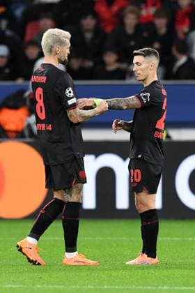 V.l.n.r. Robert Andrich uebergibt nach dem Platzverweis die Kapitaensbinde an Alejandro Grimaldo ( beide Bayer 04 Leverkusen ). GER, Bayer 04 Leverkusen vs Paris Saint-Germain, Fussball, UEFA Champions League, Ligaphase, Spielzeit 2025 2026, 21.10.2025 DFL REGULATIONS PROHIBIT ANY USE OF PHOTOGRAPHS AS IMAGE SEQUENCES AND OR QUASI-VIDEO GER, Bayer 04 Leverkusen vs Paris Saint-Germain, Fussball, UEFA Champions League, Ligaphase, Spielzeit 2025 2026, 21.10.2025 Leverkusen Copyright: xEibner-Pressefoto ThomasxThienelx EP_TTL