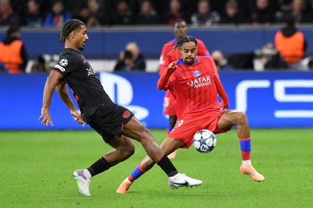 Loic Bade ( Bayer 04 Leverkusen ) im Zweikampf mit Bradley Barcola ( Paris Saint-Germain ). GER, Bayer 04 Leverkusen vs Paris Saint-Germain, Fussball, UEFA Champions League, Ligaphase, Spielzeit 2025 2026, 21.10.2025 DFL REGULATIONS PROHIBIT ANY USE OF PHOTOGRAPHS AS IMAGE SEQUENCES AND OR QUASI-VIDEO GER, Bayer 04 Leverkusen vs Paris Saint-Germain, Fussball, UEFA Champions League, Ligaphase, Spielzeit 2025 2026, 21.10.2025 Leverkusen Copyright: xEibner-Pressefoto ThomasxThienelx EP_TTL