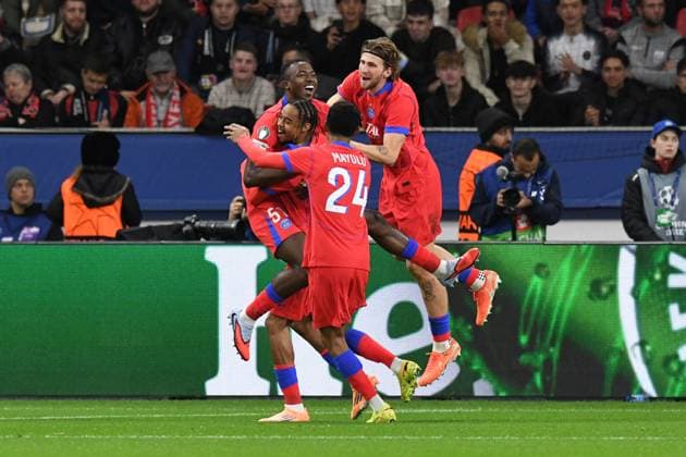 V.l.n.r. Torschuetze Willian Pacho jubelt mit Bradley Barcola, Senny Mayulu und Illia Zabarnyi ( alle Paris Saint-Germain ) nach dem Tor zum 1 : 0. GER, Bayer 04 Leverkusen vs Paris Saint-Germain, Fussball, UEFA Champions League, Ligaphase, Spielzeit 2025 2026, 21.10.2025 DFL REGULATIONS PROHIBIT ANY USE OF PHOTOGRAPHS AS IMAGE SEQUENCES AND OR QUASI-VIDEO GER, Bayer 04 Leverkusen vs Paris Saint-Germain, Fussball, UEFA Champions League, Ligaphase, Spielzeit 2025 2026, 21.10.2025 Leverkusen Copyright: xEibner-Pressefoto ThomasxThienelx EP_TTL