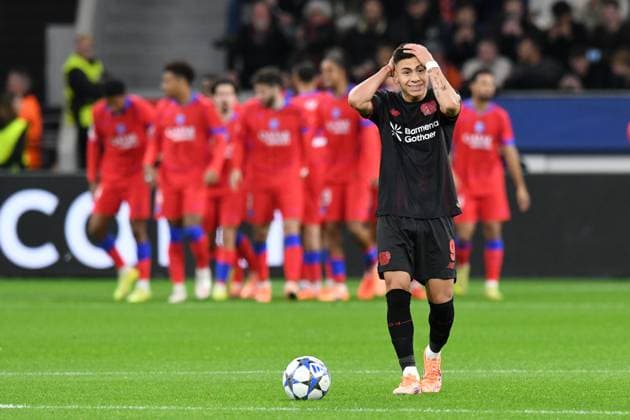 Claudio Echeverri ( Bayer 04 Leverkusen ) aergert sich, im Hintergrund jubeln die Pariser ueber ein Tor. GER, Bayer 04 Leverkusen vs Paris Saint-Germain, Fussball, UEFA Champions League, Ligaphase, Spielzeit 2025 2026, 21.10.2025 DFL REGULATIONS PROHIBIT ANY USE OF PHOTOGRAPHS AS IMAGE SEQUENCES AND OR QUASI-VIDEO GER, Bayer 04 Leverkusen vs Paris Saint-Germain, Fussball, UEFA Champions League, Ligaphase, Spielzeit 2025 2026, 21.10.2025 Leverkusen Copyright: xEibner-Pressefoto ThomasxThienelx EP_TTL