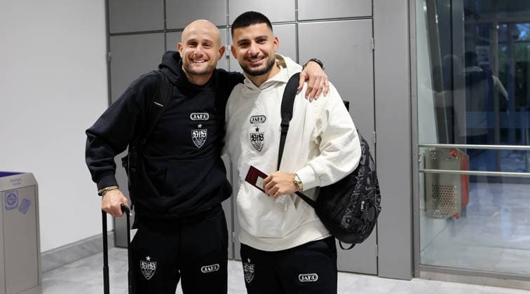 BAU 22.10.2025 Stuttgart Fußball VfB Stuttgart Abflug nach Istanbul, v.l. Nathaniel Weiss, Deniz Undav