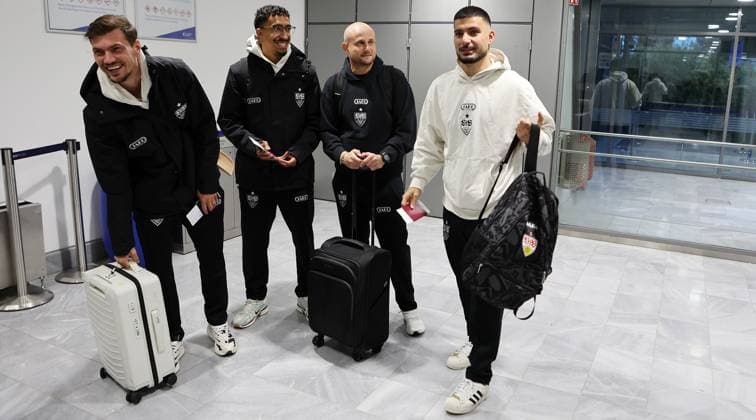 BAU 22.10.2025 Stuttgart Fußball VfB Stuttgart Abflug nach Istanbul, v.l. Pascal Stenzel, Tiago Tomas, Nathaniel Weiss, Deniz Undav