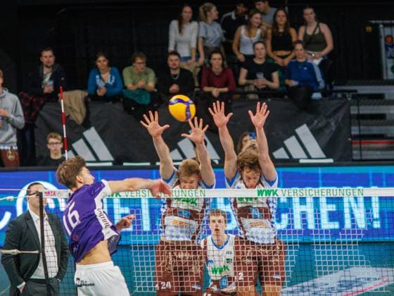 Herrschings 24 Simon GALLAS und 2 Bastian KORRECK wehren Angriff von Dachaus 16 BUECHI (BÜCHI) ab. Volleyball: Herrsching - Dachau 3:0. Volleyball Bundesliga der Männer, WWK Volleys Herrsching - ASV Dachau, Spieltag 1, Saison 2025-2024, am 21.10.2025 in Muenchen, B M W P A R K, Deutschland. Quelle Copyright Credit : Oryk HAIST