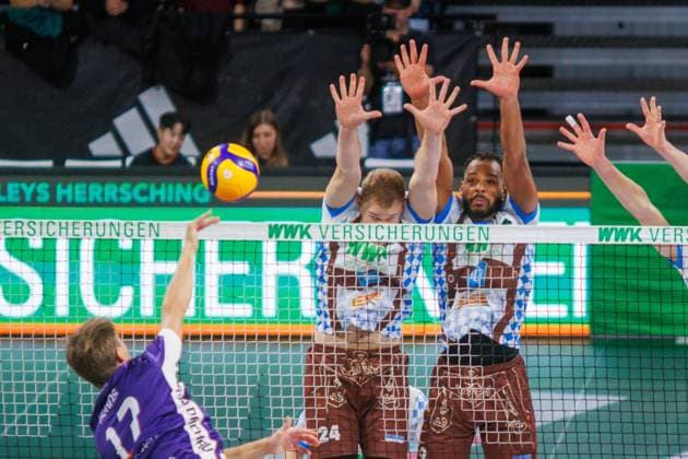 Herrschings 24 Simon GALLAS und 9 Gustavo Oscar BRYAN AVILA wehren Angriff von Dachaus 17 KUHNS ab. Volleyball: Herrsching - Dachau 3:0. Volleyball Bundesliga der Männer, WWK Volleys Herrsching - ASV Dachau, Spieltag 1, Saison 2025-2024, am 21.10.2025 in Muenchen, B M W P A R K, Deutschland. Quelle Copyright Credit : Oryk HAIST
