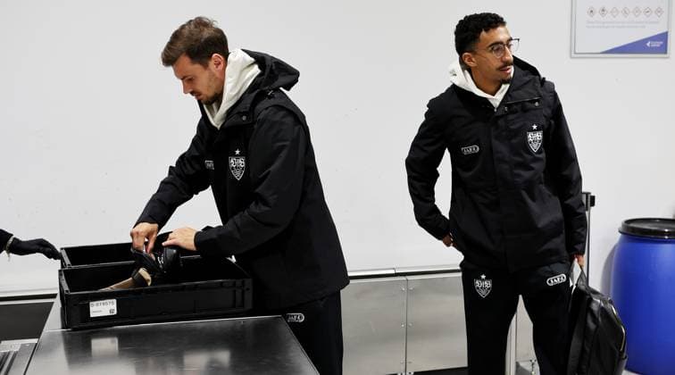 BAU 22.10.2025 Stuttgart Fußball VfB Stuttgart Abflug nach Istanbul, v.l. Pascal Stenzel, Tiago Tomas
