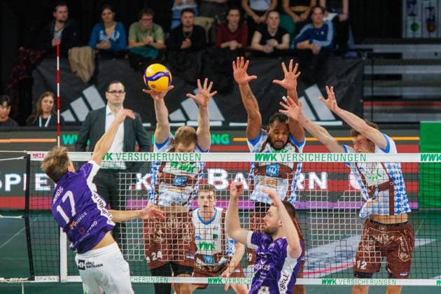 Herrschings 24 Simon GALLAS, 9 Gustavo Oscar BRYAN AVILA und 12 Laurenz WELSCH wehren Angriff von Dachaus 17 KUHNS ab. Volleyball: Herrsching - Dachau 3:0. Volleyball Bundesliga der Männer, WWK Volleys Herrsching - ASV Dachau, Spieltag 1, Saison 2025-2024, am 21.10.2025 in Muenchen, B M W P A R K, Deutschland. Quelle Copyright Credit : Oryk HAIST