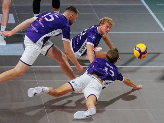 Vergebliche Abwehr . . . Dachaus 15 SUCK, 22 BRANDT und 17 KUHNS. Volleyball: Herrsching - Dachau 3:0. Volleyball Bundesliga der Männer, WWK Volleys Herrsching - ASV Dachau, Spieltag 1, Saison 2025-2024, am 21.10.2025 in Muenchen, B M W P A R K, Deutschland. Quelle Copyright Credit : Oryk HAIST
