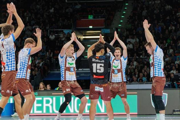 Herrsching - Spieler nach Punktgewinn. Volleyball: Herrsching - Dachau 3:0. Volleyball Bundesliga der Männer, WWK Volleys Herrsching - ASV Dachau, Spieltag 1, Saison 2025-2024, am 21.10.2025 in Muenchen, B M W P A R K, Deutschland. Quelle Copyright Credit : Oryk HAIST