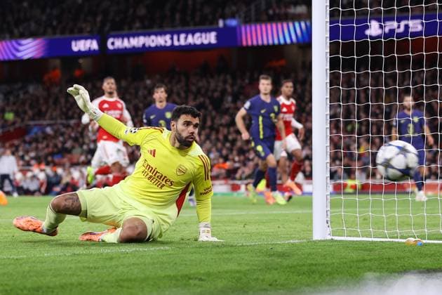 Arsenal v Atletico Madrid 21 October 2025, London - UEFA Champions League - League Stage - Arsenal v Atletico Madrid - Arsenal goalkeeper David Raya watches the ball go wide - Photo: Jacques Feeney Offside. London UK Copyright: xJacquesxFeeneyx xOffsidexOffside