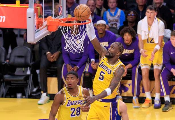 October 21, 2025, Los Angeles, California, USA: Deandre Ayton 5 of the Los Angeles Lakers goes for a dunk during their regular season NBA, Basketball Herren, USA game against the Golden State Warriors on Tuesday October 21, 2025 at Crypto.com Arena in Los Angeles, California. JAVIER ROJAS PI Los Angeles USA - ZUMAp124 20251021_zaa_p124_040 Copyright: xJavierxRojasx