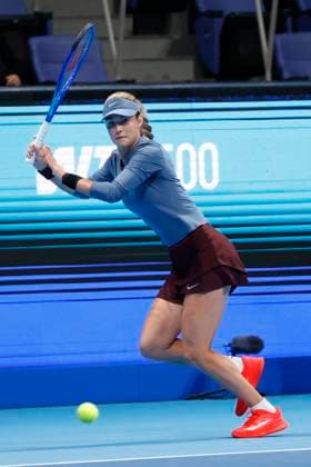 October 22, 2025, Tokyo, Japan: Anna KALINSKAYA (RUS) returns a shot against Diana SHNAIDER (RUS) during their match (Round of 16) at the Toray Pan Pacific Open Tennis at Ariake Colosseum in Tokyo. The tournament runs from October 20 to 36. Tokyo Japan - ZUMAm191 20251022_aap_m191_045 Copyright: xRodrigoxReyesxMarinx