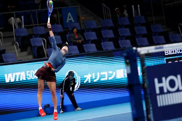 October 22, 2025, Tokyo, Japan: Anna KALINSKAYA (RUS) serves against Diana SHNAIDER (RUS) during their match (Round of 16) at the Toray Pan Pacific Open Tennis at Ariake Colosseum in Tokyo. The tournament runs from October 20 to 36. Tokyo Japan - ZUMAm191 20251022_aap_m191_051 Copyright: xRodrigoxReyesxMarinx