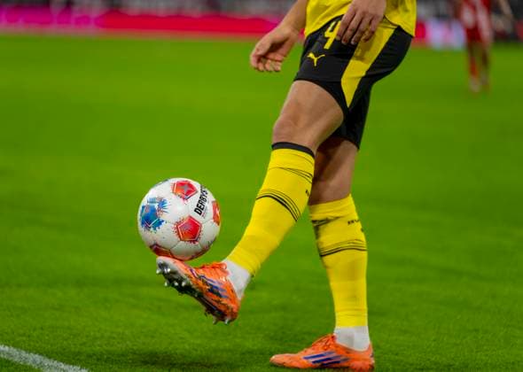 18.10.2025, Fussball Bundesliga 2025 2026, 7.Spieltag, FC Bayern München - Borussia Dortmund, in der Allianz-Arena München, der Spielball Derbystar tanzt auf dem Fuss eines BVB-Spielers